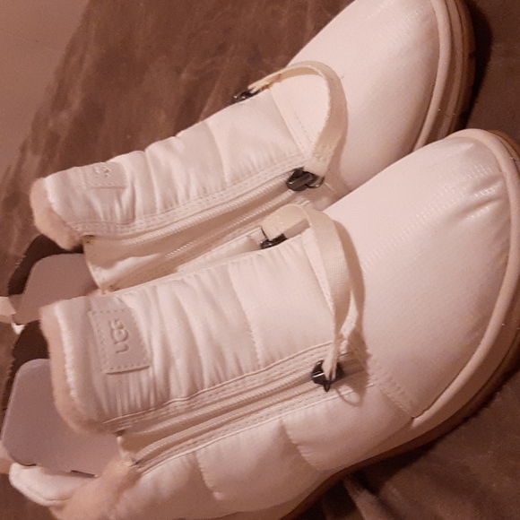 UGG *NEW* front zip winter boots - Picture 5 of 9